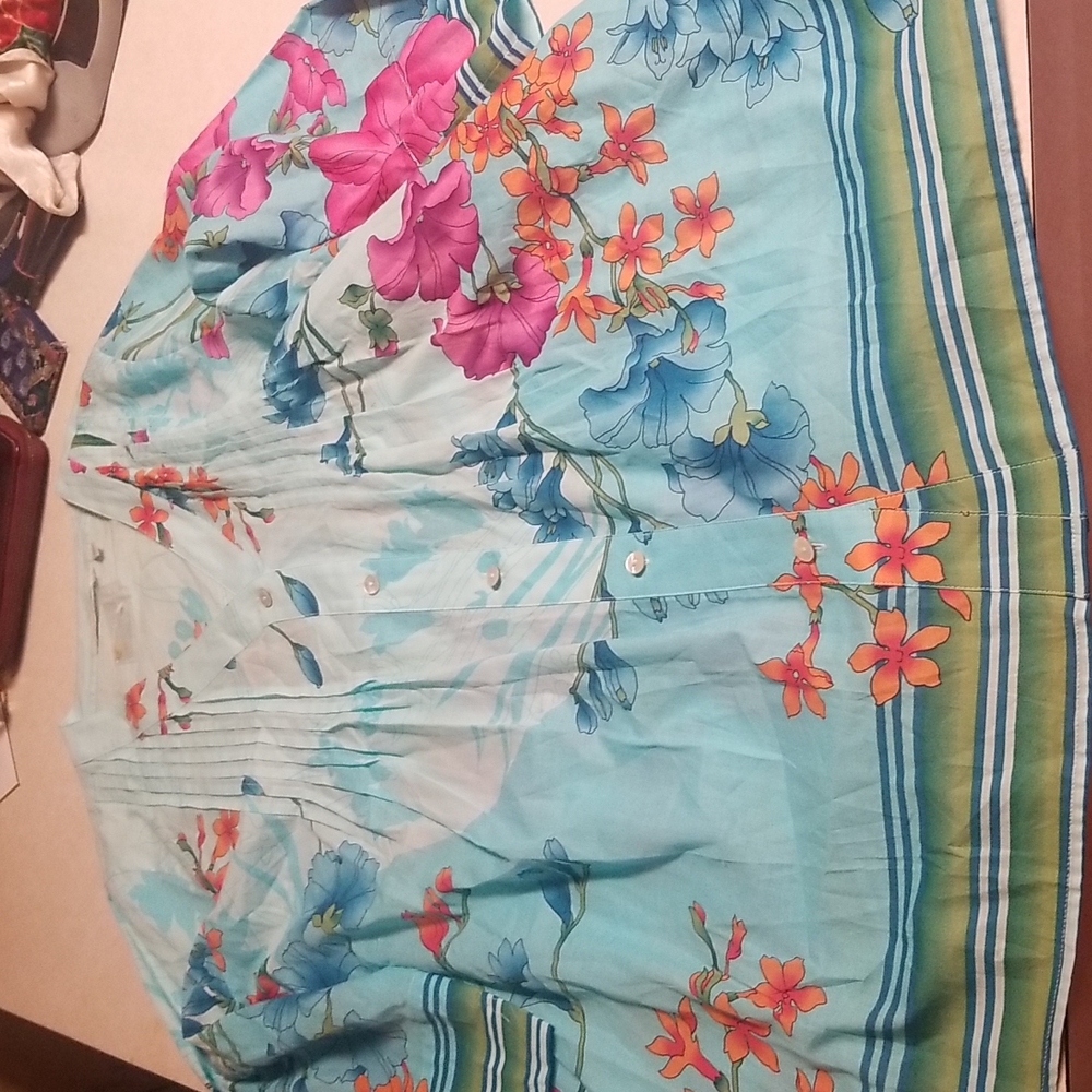Soft Surroundings floral top never worn Pxl